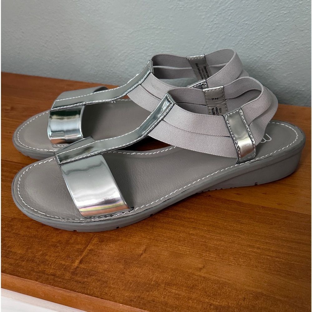 Women’s MUNRO silver leather flat sandals Size 7 - Picture 6 of 8